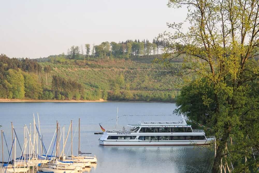 Schiff der MS Sorpesee an der Anlegestelle