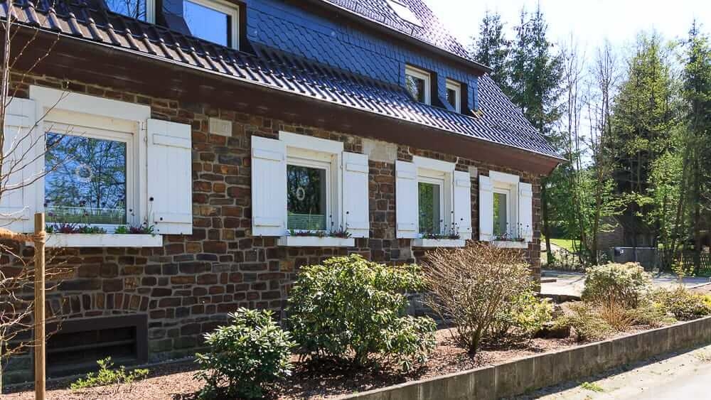 Ein Haus nahe der Wameler Bruecke am Möhnesee