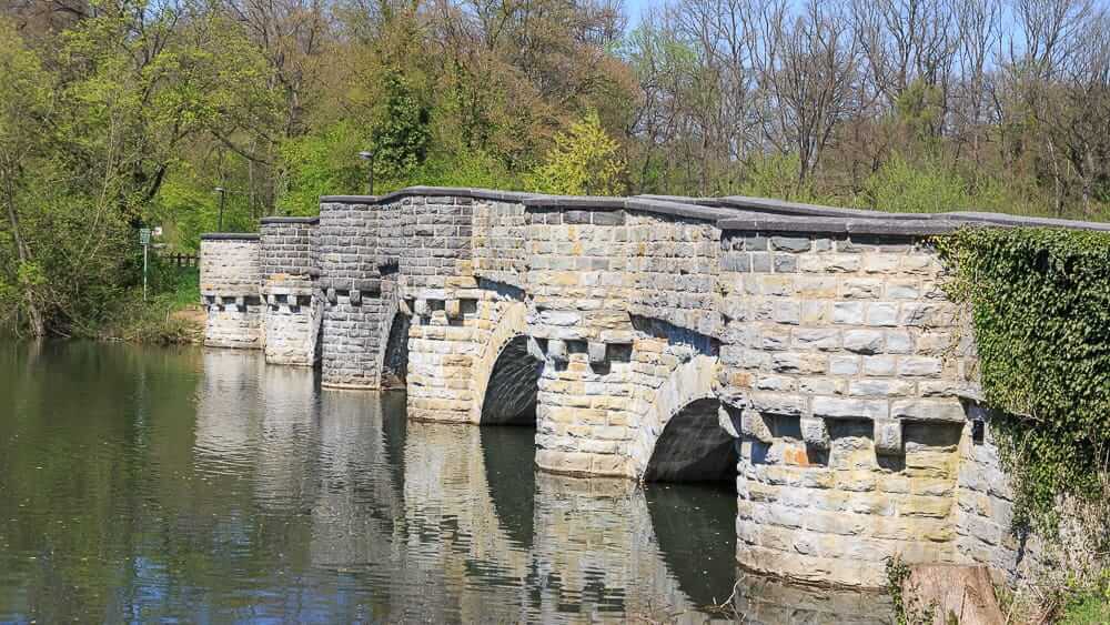 Die Wameler Brücke am Möhnesee