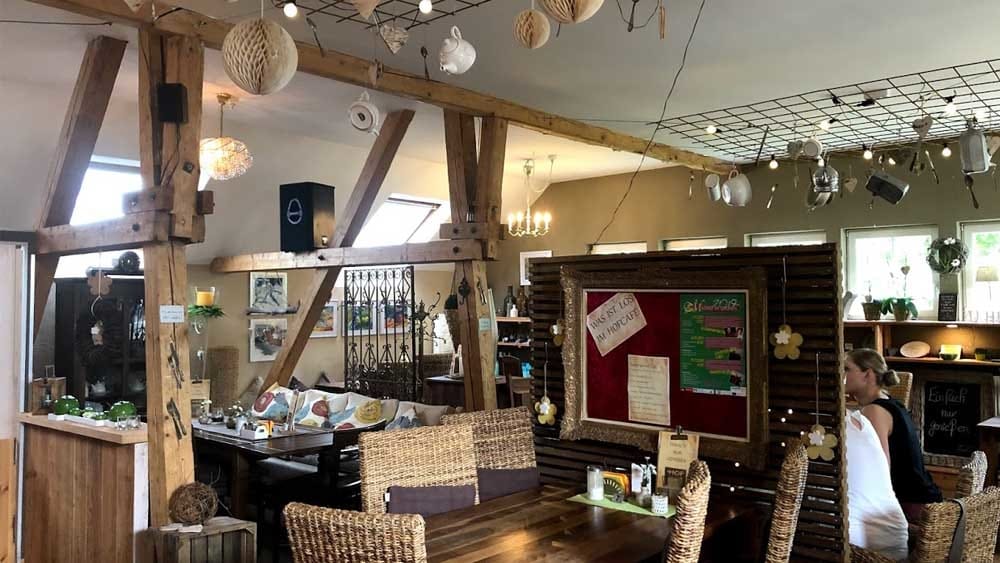 Die gemütliche Atmosphäre im Innenraum des Hofcafe Sundern