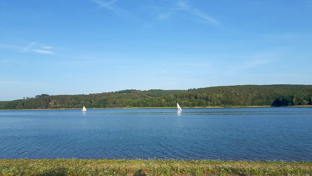 Blick auf zwei Segler auf einem See im Sauerland im Sommer