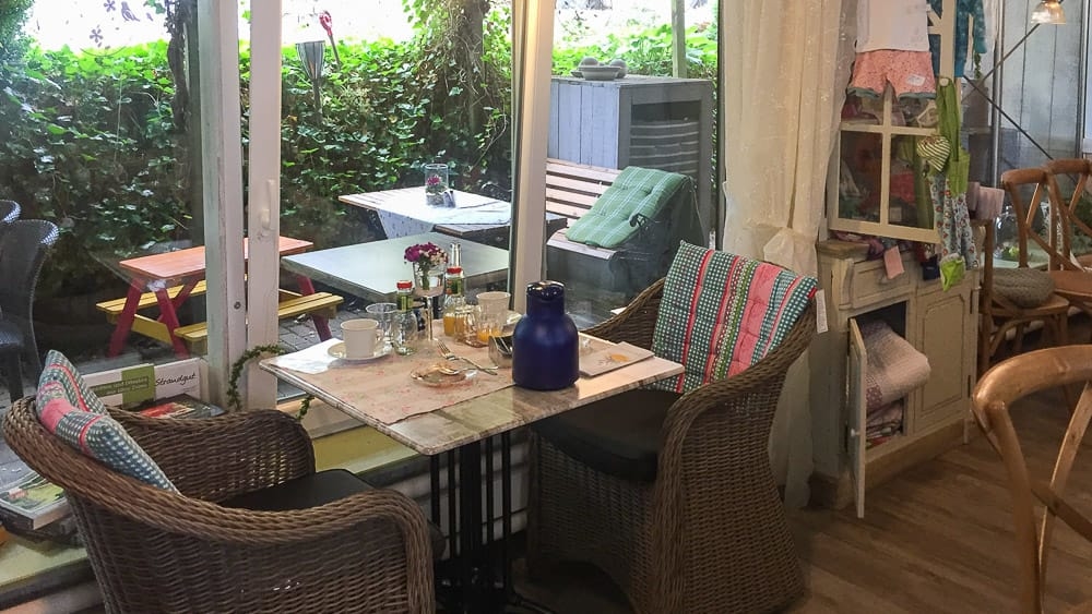 Gemütlicher Platz zum Frühstücken im Café Löwenzahn