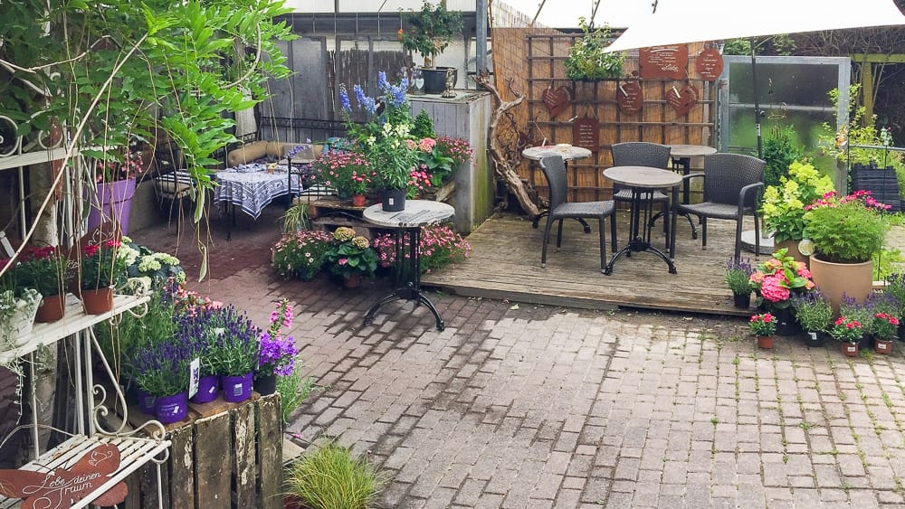 Blumen und Tische im Cafe Löwenzahn in Oeventrop