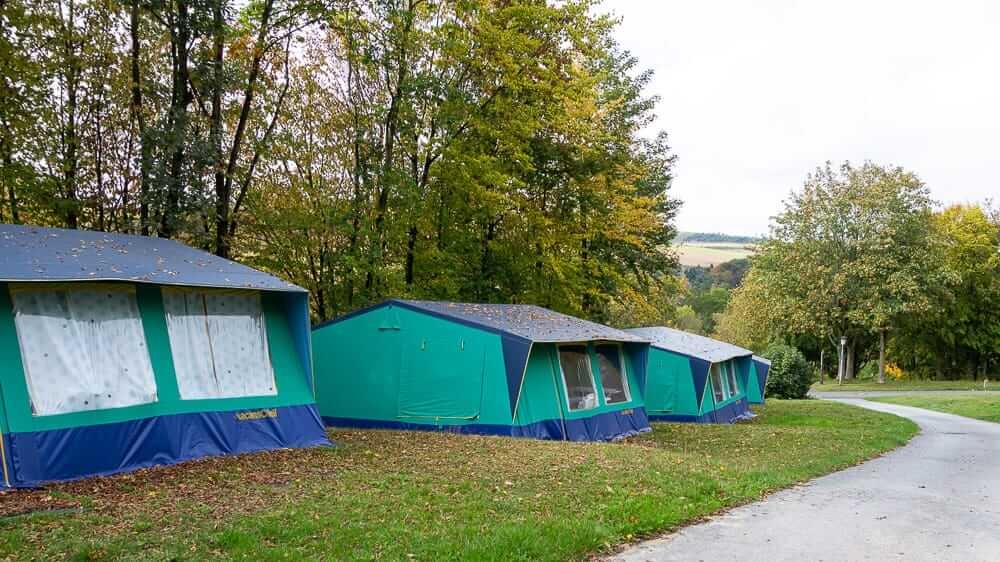 Bungalowzelte auf dem Campingplatz am Hennesee