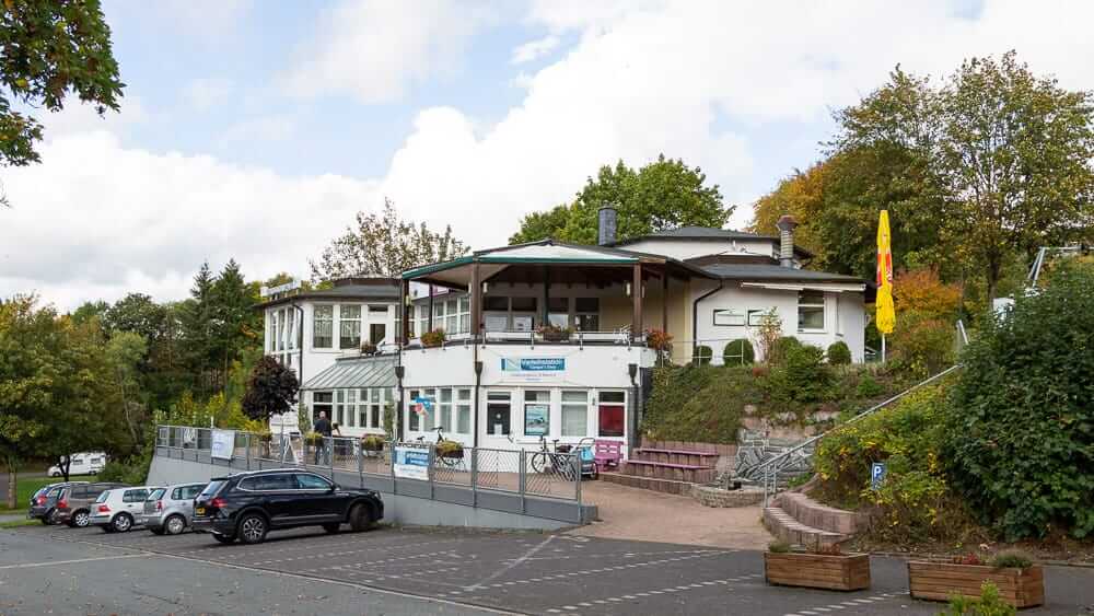 Eingang und Restaurant vom KNAUS Campingplatz am Hennesee