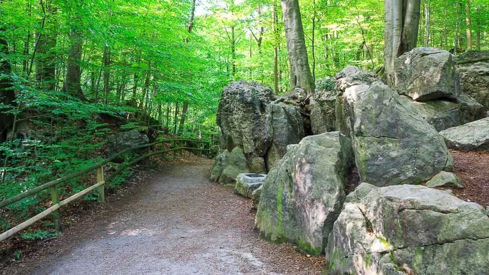 Riesige Felsen am Wegesrand im Felsenmeer Hemer