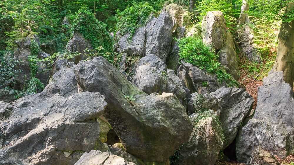 Riesige Felsen im Naturschutzgebiet Felsenmeer Hemer