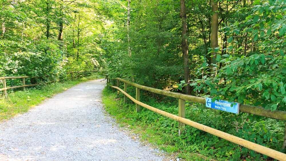 Wegweiser im Naturschutzgebiet Felsenmeer Hemer