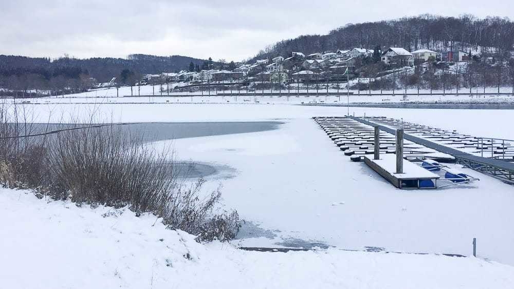 AiRlebnisweg am Sorpesee im Schnee