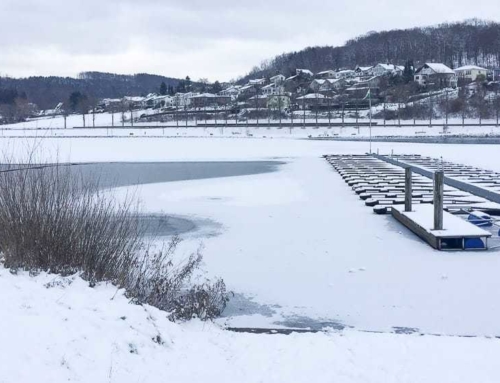 Schneespaziergang auf dem AiRlebnisweg am Sorpesee