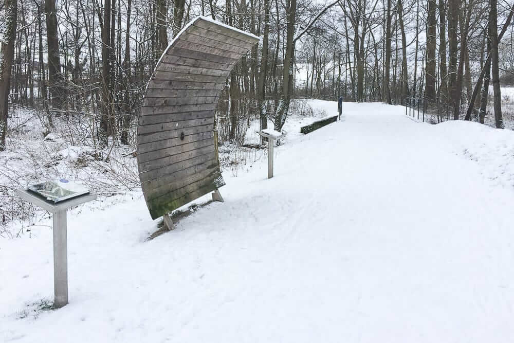 Das Horchrohr auf dem Airlebnisweg am Sorpesee im Schnee