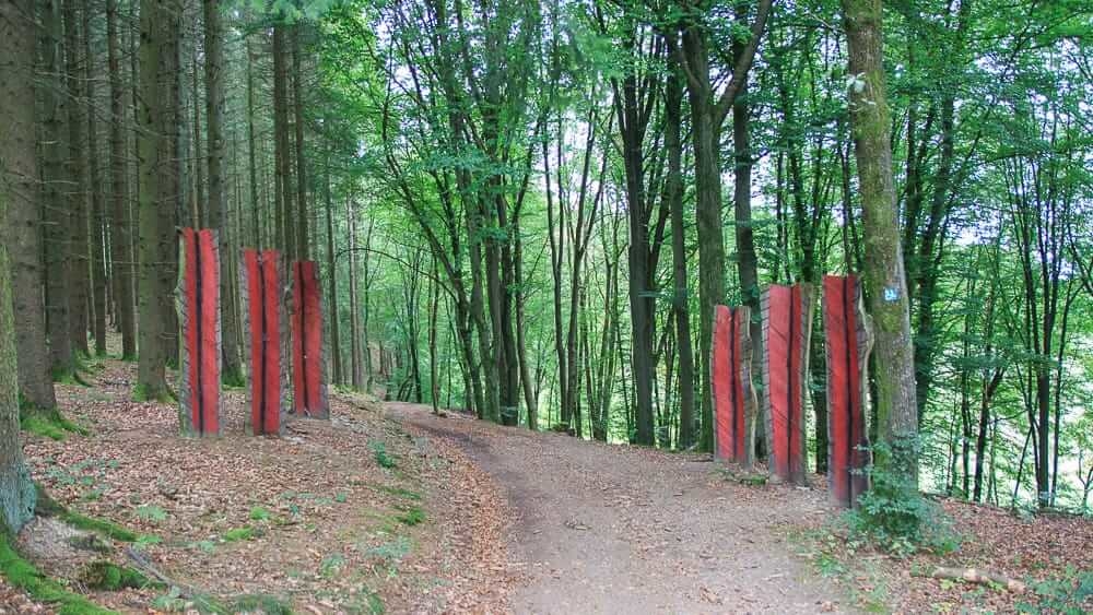 Rote Kunstwerke auf der KuLTour Wanderung