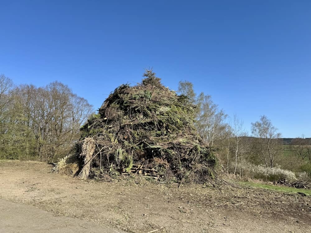 aufgebautes Osterfeuer im Sauerland