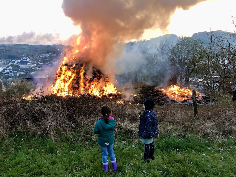 Die Tradition Osterfeuer im Sauerland für Familien
