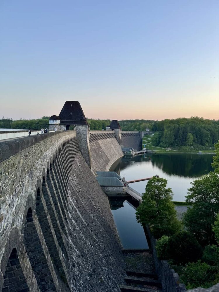 Die Möhnesee Staumauer im Sauerland