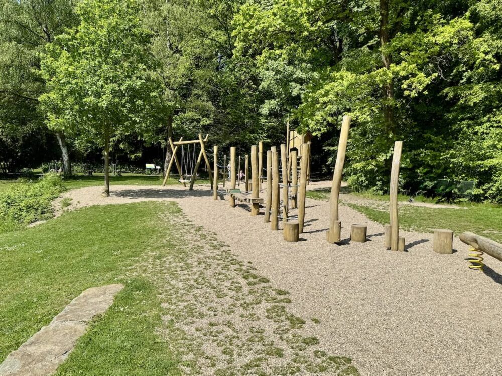 Niedrigseilgarten und Spielplatz im Kurpark Bad Sassendorf