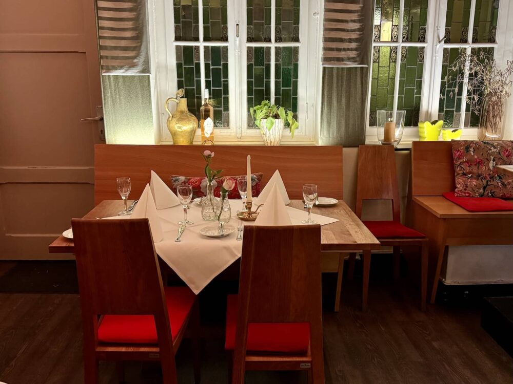 Tisch im Pilgrim Haus einem Restaurant in Soest