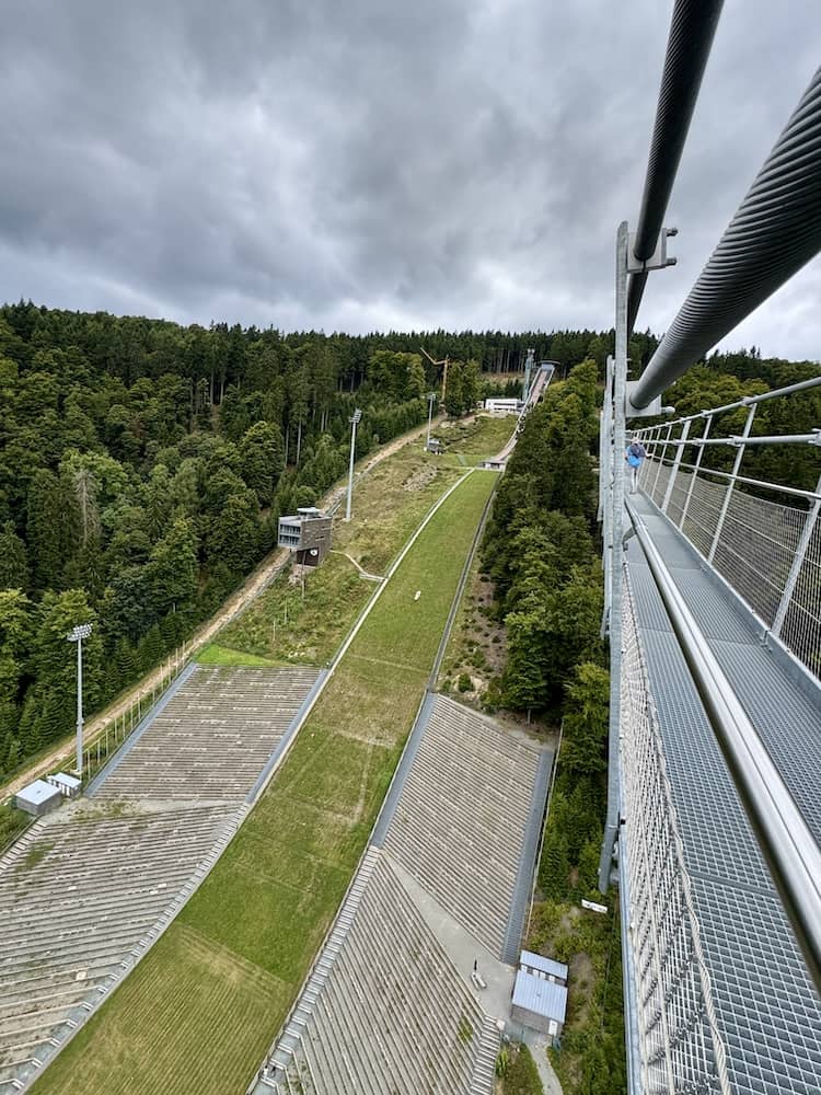 Tolle Aussicht auf die Mühlenkopfschanze vom Skywalk Willingen