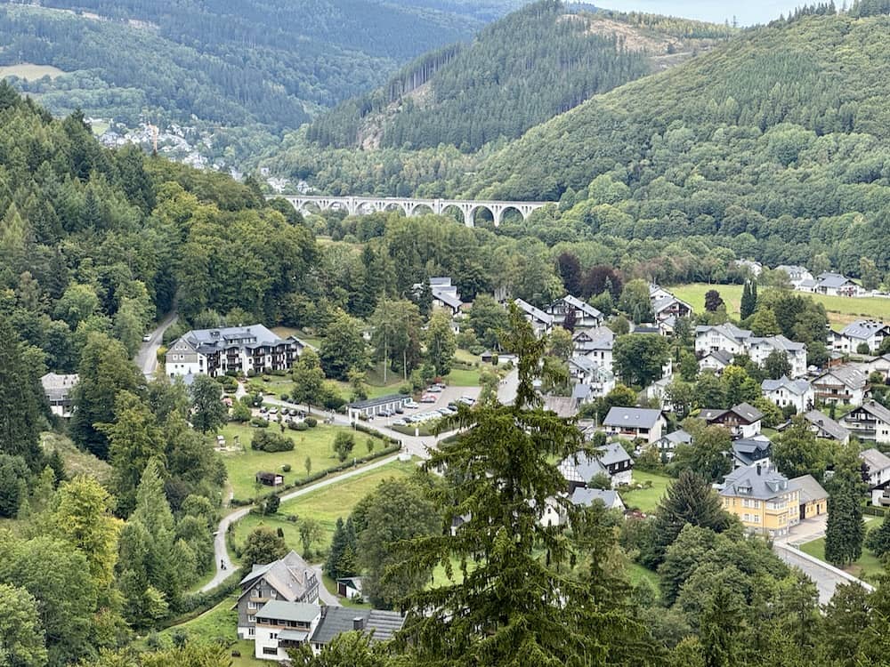 Aussicht auf das Viadukt in Usseln vom Skywalk