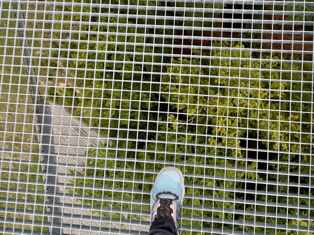 Blick nach unten auf dem Skywalk Willingen